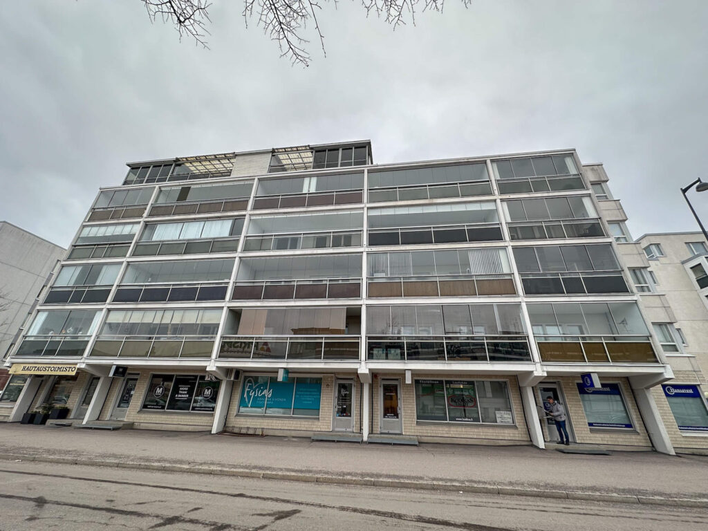 Taloyhtiön julkisivu filmernaus